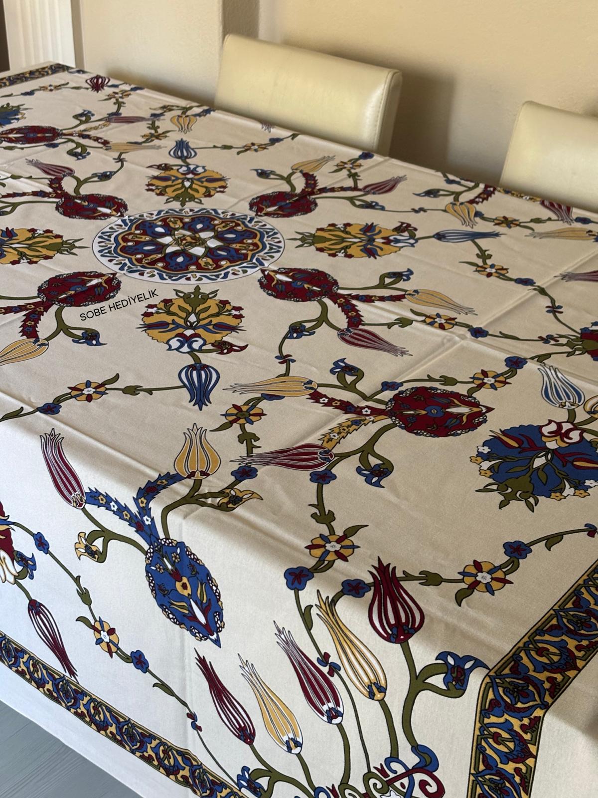 Beyaz Zeminli Etnik Desenli 170x170 Kare Masa Örtüsü – Şık ve Kolay Temizlenebilir Kumaş