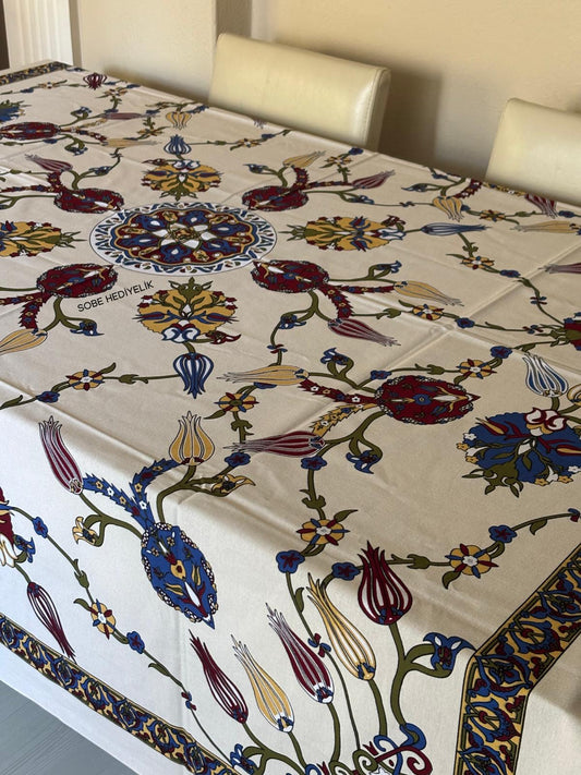 Beyaz Zeminli Etnik Desenli 170x170 Kare Masa Örtüsü – Şık ve Kolay Temizlenebilir Kumaş