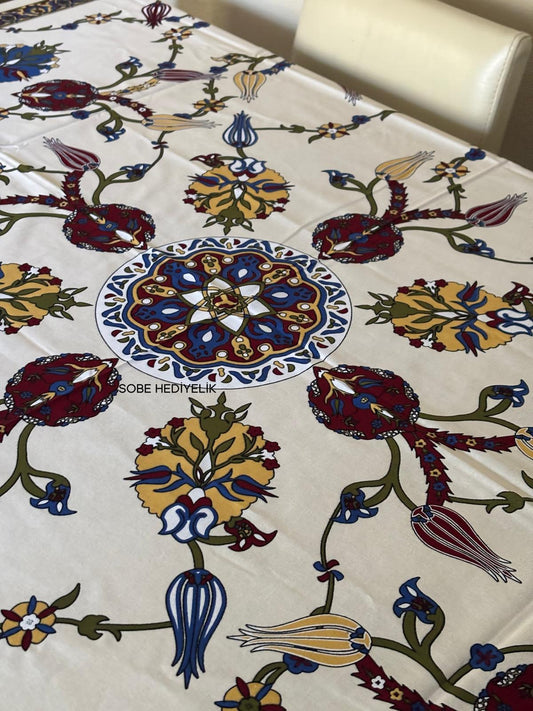 Beyaz Zeminli Etnik Desenli 170x170 Kare Masa Örtüsü – Şık ve Kolay Temizlenebilir Kumaş