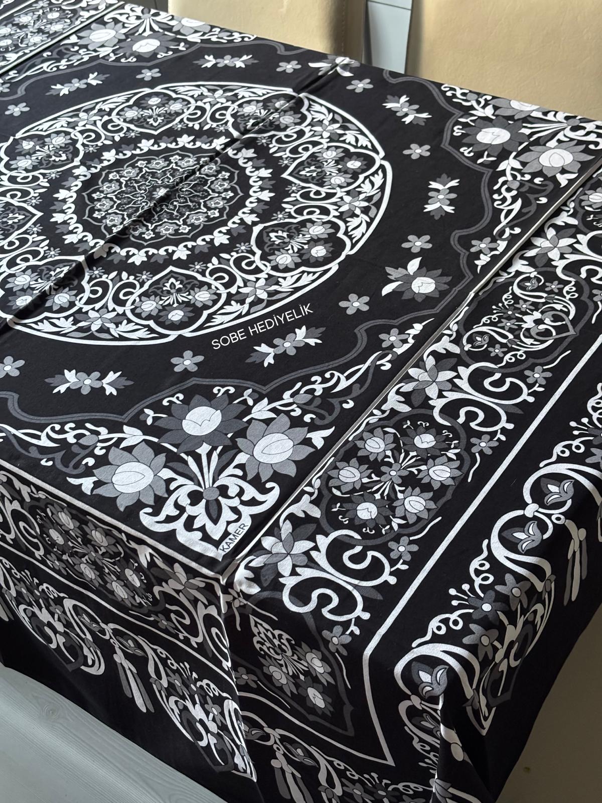 Siyah Beyaz Desenli 170x170 Kare Masa Örtüsü – Şık ve Kolay Temizlenebilir Kumaş
