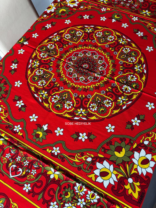 Turuncu Çiçek Desenli 170x170 Kare Masa Örtüsü – Canlı Renkli, Kolay Temizlenebilir Kumaş