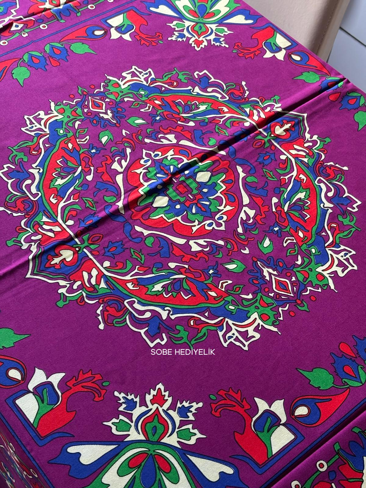 Etnik Desenli Fuşya Kare Masa Örtüsü 170x170 – Şık, Kolay Temizlenebilir Kumaş