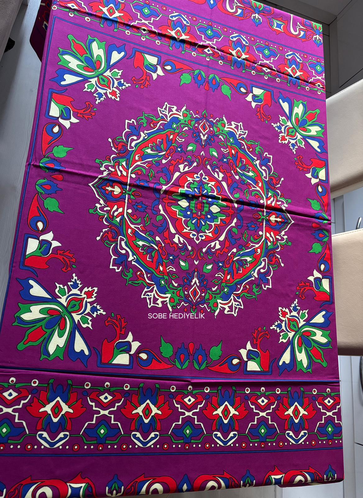 Etnik Desenli Fuşya Kare Masa Örtüsü 170x170 – Şık, Kolay Temizlenebilir Kumaş