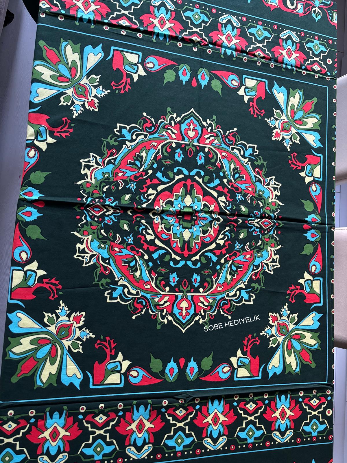 Etnik Desenli Yeşil Kare Masa Örtüsü 170x170 – Şık, Kolay Temizlenebilir Kumaş