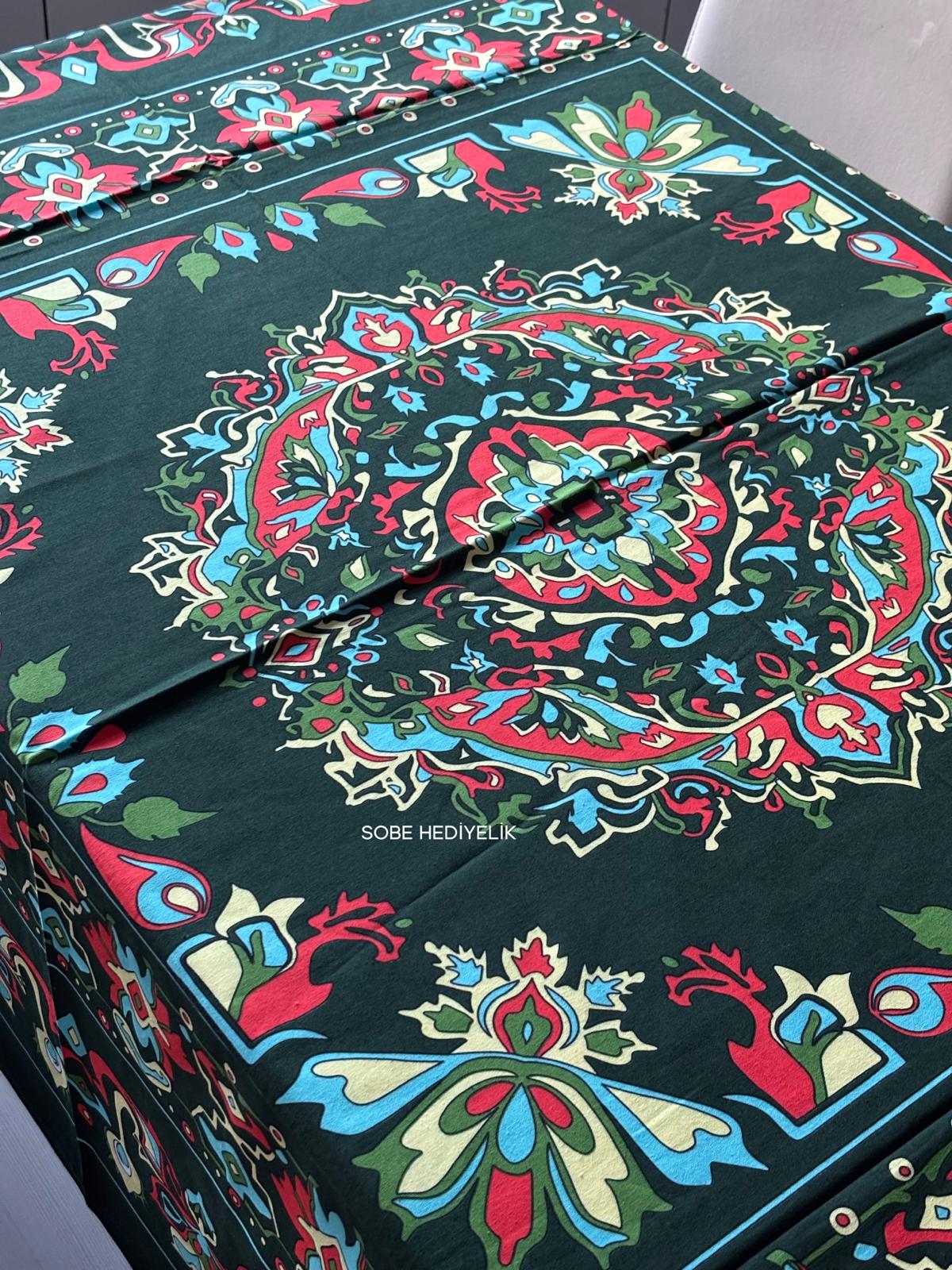 Etnik Desenli Yeşil Kare Masa Örtüsü 170x170 – Şık, Kolay Temizlenebilir Kumaş