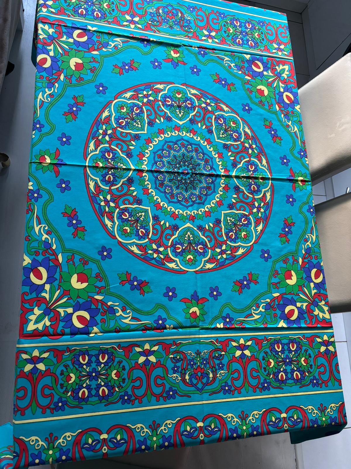 Turkuaz Etnik Desenli 170x170 Kare Masa Örtüsü – Canlı Renkli, Kolay Temizlenebilir Kumaş