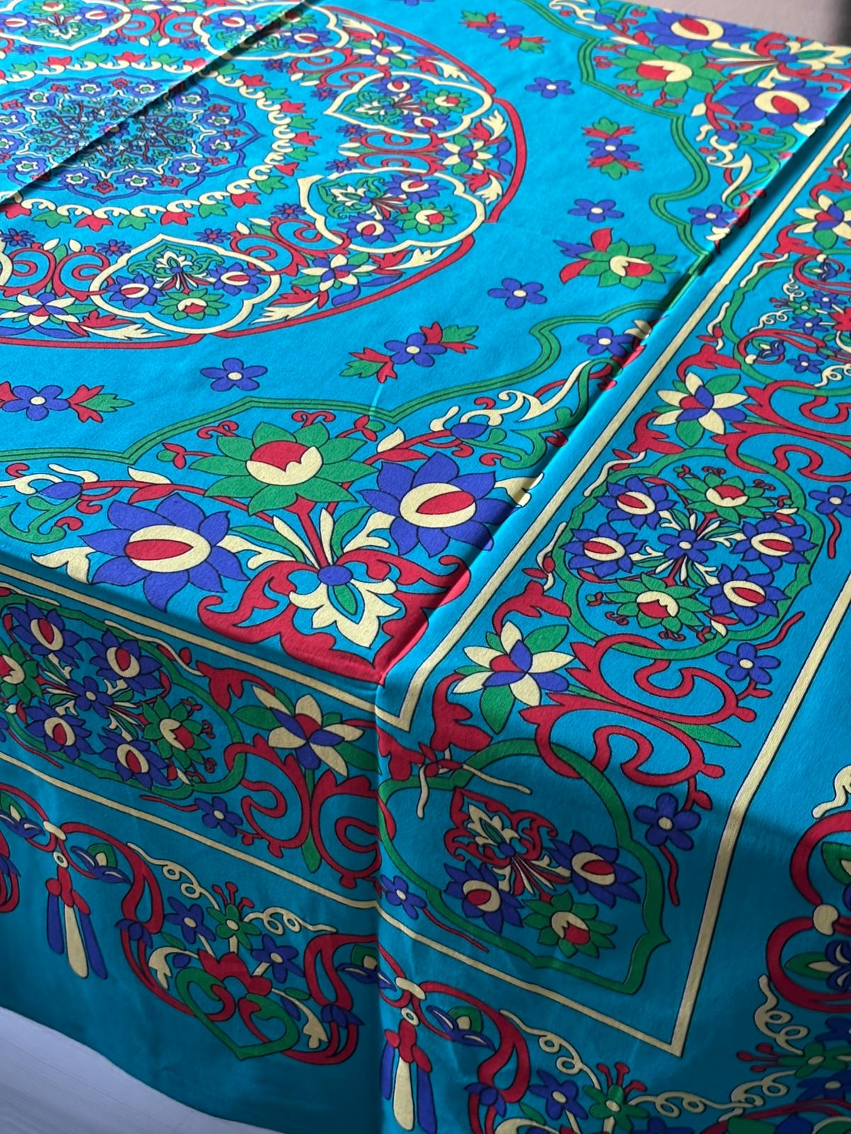 Turkuaz Etnik Desenli 170x170 Kare Masa Örtüsü – Canlı Renkli, Kolay Temizlenebilir Kumaş