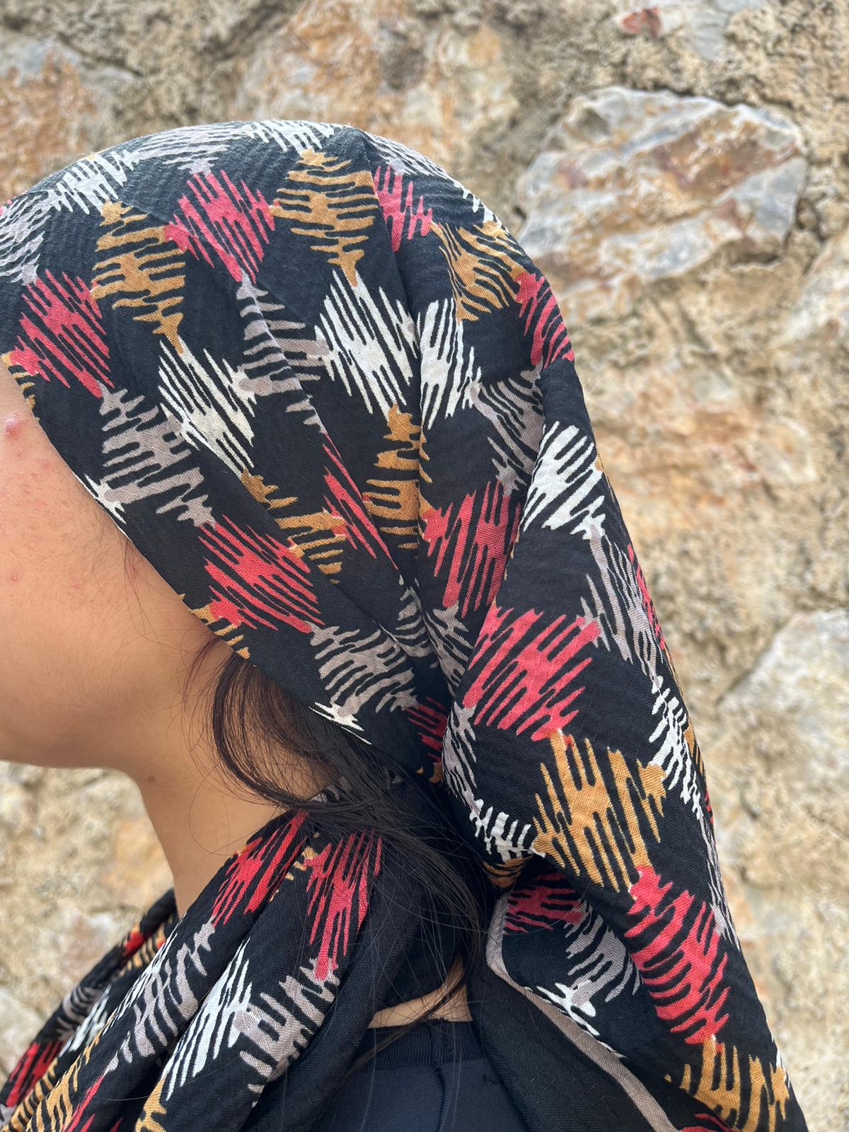 Siyah Zeminli Renkli Desenli Pamuklu Yazma – 100x100 cm Eşarp | Yumuşak ve Kaymaz Kumaş