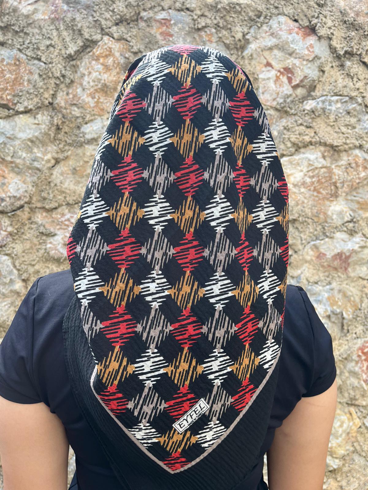 Siyah Zeminli Renkli Desenli Pamuklu Yazma – 100x100 cm Eşarp | Yumuşak ve Kaymaz Kumaş