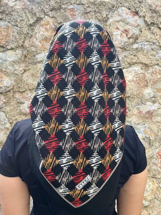 Siyah Zeminli Renkli Desenli Pamuklu Yazma – 100x100 cm Eşarp | Yumuşak ve Kaymaz Kumaş