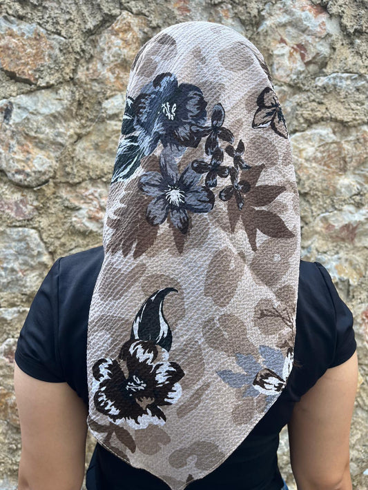 Bej Zeminli Kahverengi Çiçek Desenli Pamuklu Yazma – 100x100 cm Eşarp | Yumuşak ve Nefes Alan Kumaş