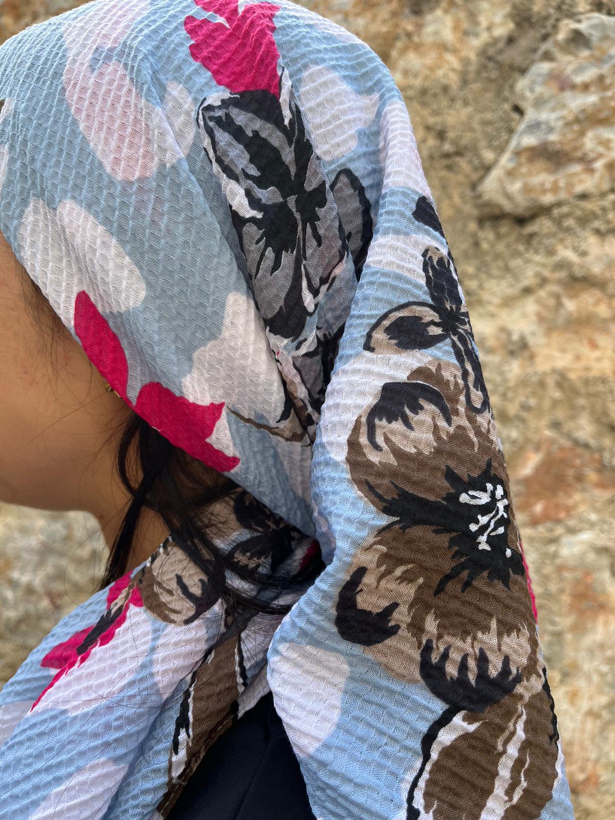 Mavi Zeminli Çiçek Desenli Pamuklu Yazma – 100x100 cm Eşarp | Yumuşak ve Nefes Alan Kumaş