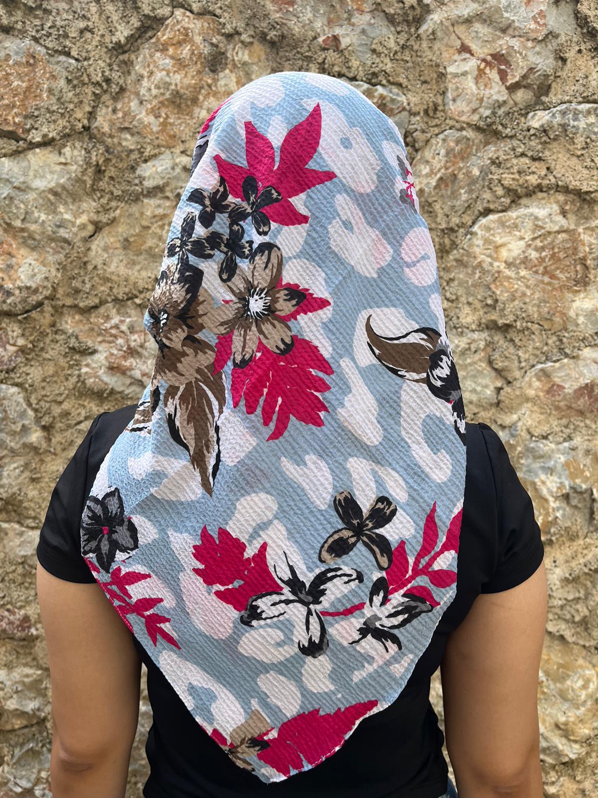 Mavi Zeminli Çiçek Desenli Pamuklu Yazma – 100x100 cm Eşarp | Yumuşak ve Nefes Alan Kumaş