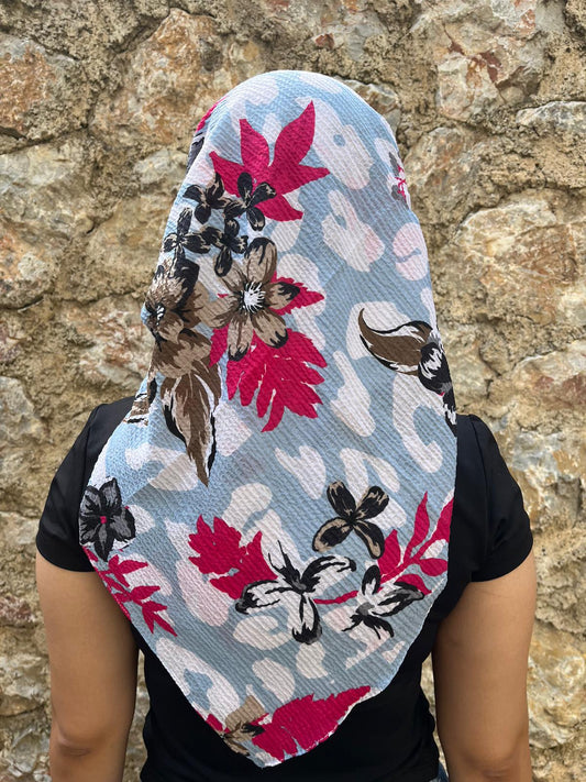 Mavi Zeminli Çiçek Desenli Pamuklu Yazma – 100x100 cm Eşarp | Yumuşak ve Nefes Alan Kumaş