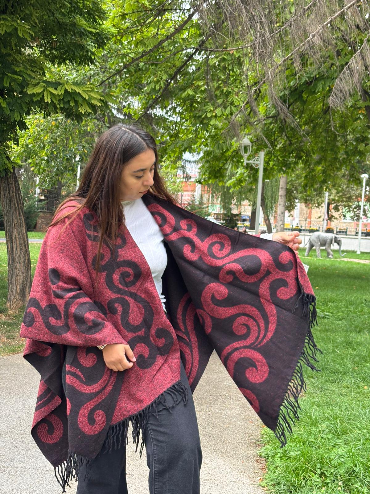 Çift Taraflı Yünlü Desenli Kadın Panço - Kırmızı