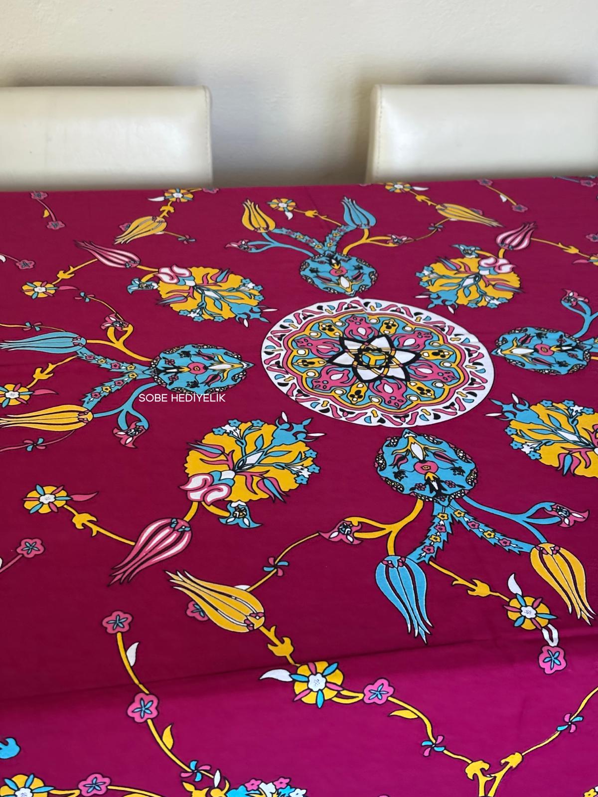 Fuşya Desenli Dikdörtgen Masa Örtüsü – 230×175 cm