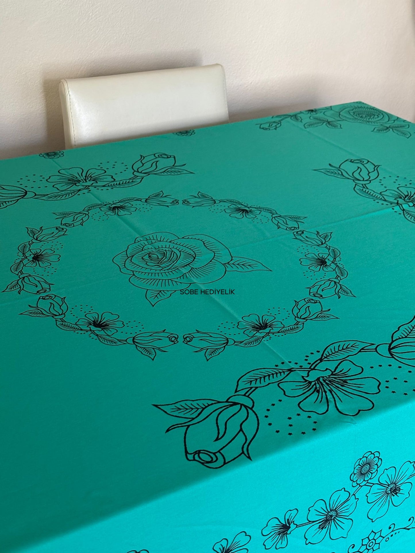 Dikdörtgen Masa Örtüsü – Çiçek Desenli, Kolay Temizlenir