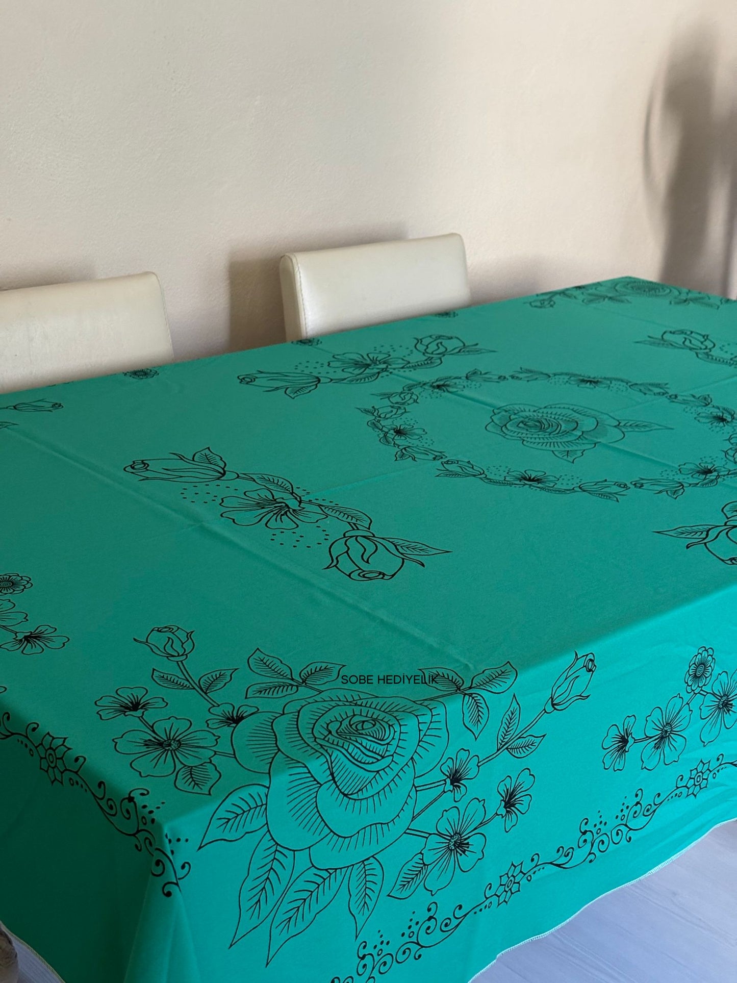 Dikdörtgen Masa Örtüsü – Çiçek Desenli, Kolay Temizlenir