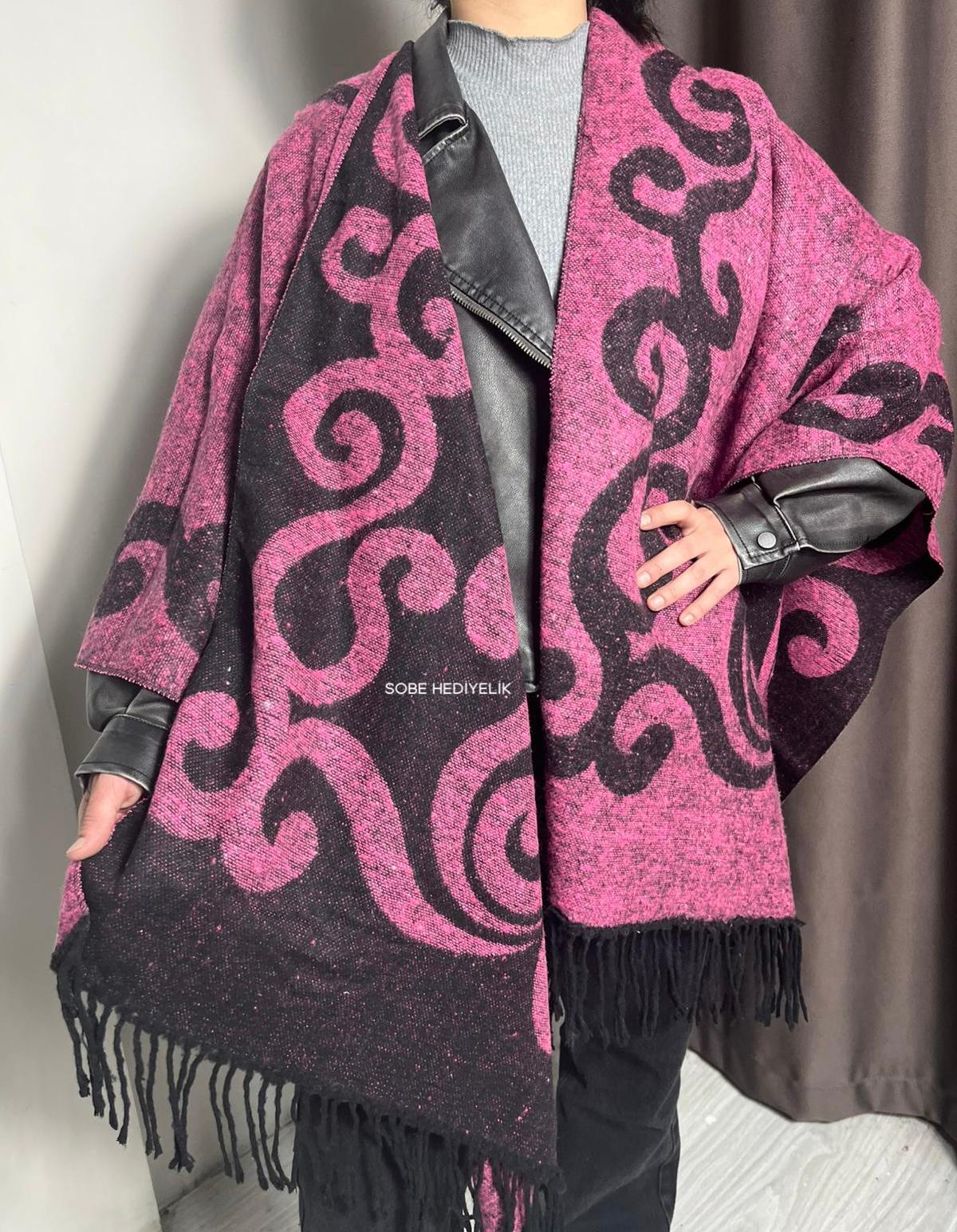 Pembe Çift Taraflı Yünlü Desenli Kadın Panço